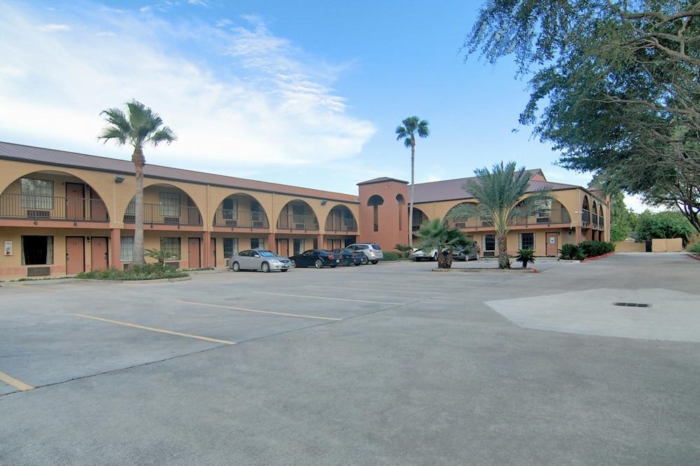 Super 8 By Wyndham Houston Webster Nasa Hotel Exterior photo