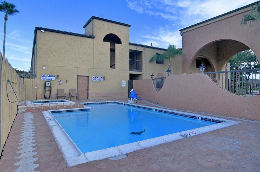 Super 8 By Wyndham Houston Webster Nasa Hotel Exterior photo